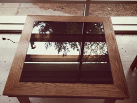 Drveni stolić kao iluzija “portala u beskonačnost”